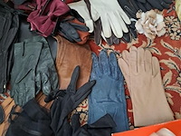 Lot 133 - lot schoonheid en accesoires: lederen handschoenen, rouwacce - afbeelding 7 van  7