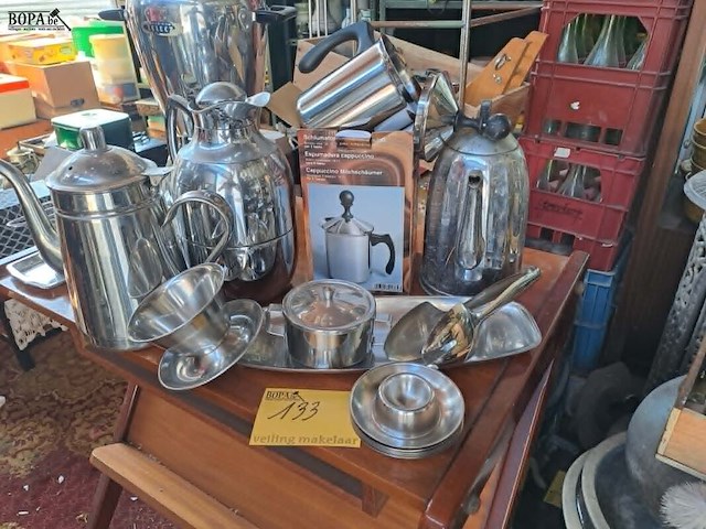 Lot 133 - lot zilverkleurige theekannen, koffiekan, melkschuimmaker, s - afbeelding 1 van  1