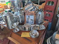 Lot 133 - lot zilverkleurige theekannen, koffiekan, melkschuimmaker, s - afbeelding 1 van  1