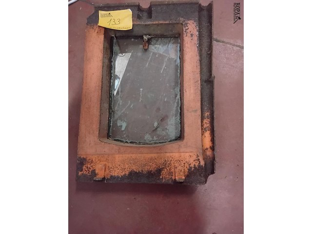 Lot 133 - oud dakraamkozijn in metaal: buitenwand 35*54 binnenwand 24* - afbeelding 1 van  4