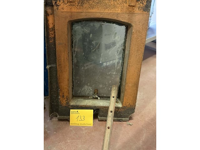 Lot 133 - oud dakraamkozijn in metaal: buitenwand 35*54 binnenwand 24* - afbeelding 2 van  4