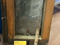 Lot 133 - oud dakraamkozijn in metaal: buitenwand 35*54 binnenwand 24* - afbeelding 2 van  4