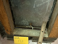 Lot 133 - oud dakraamkozijn in metaal: buitenwand 35*54 binnenwand 24* - afbeelding 3 van  4