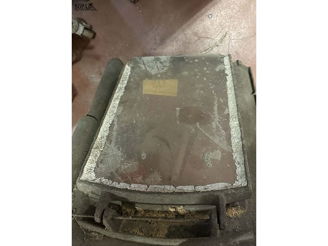 Lot 133 - oud dakraamkozijn in metaal: buitenwand 35*54 binnenwand 24* - afbeelding 4 van  4