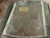 Lot 133 - oud dakraamkozijn in metaal: buitenwand 35*54 binnenwand 24* - afbeelding 4 van  4