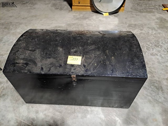 Lot 133 - oude zwarte houten kist - afbeelding 1 van  2