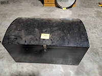 Lot 133 - oude zwarte houten kist - afbeelding 1 van  2