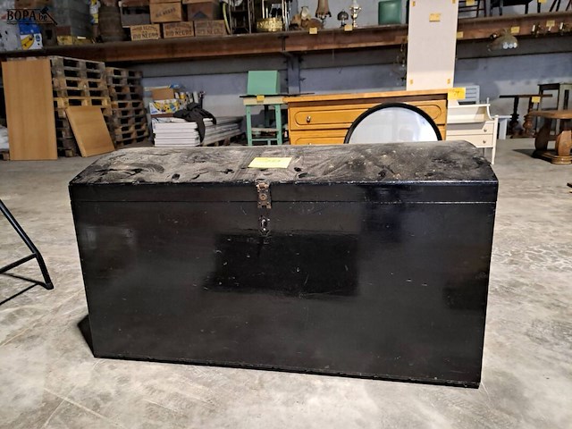 Lot 133 - oude zwarte houten kist - afbeelding 2 van  2