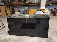 Lot 133 - oude zwarte houten kist - afbeelding 2 van  2