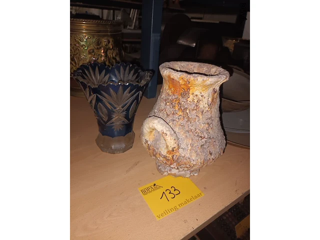Lot 133 - vazen. 2 stuks - afbeelding 1 van  4