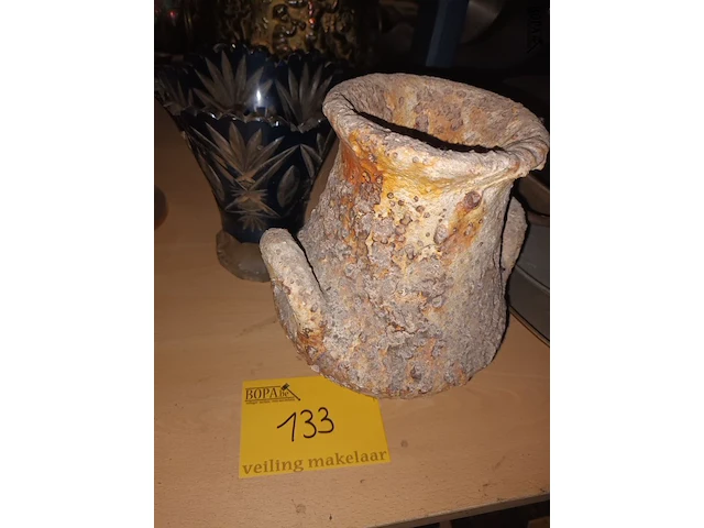 Lot 133 - vazen. 2 stuks - afbeelding 3 van  4