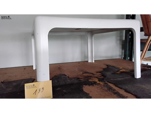 Lot 133 - vintage witte salontafel - afbeelding 1 van  3
