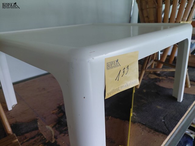 Lot 133 - vintage witte salontafel - afbeelding 3 van  3