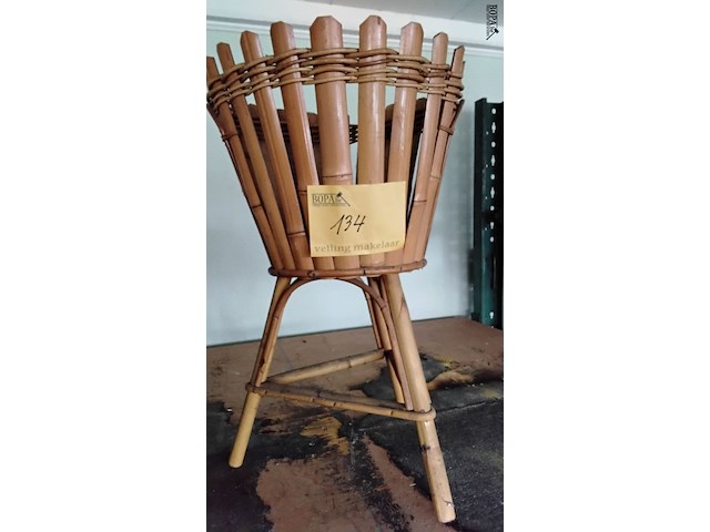 Lot 134 - bamboe bloempotstaander - afbeelding 1 van  1