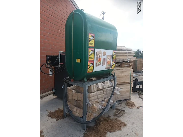 Lot 134 - groene mazouttank op onderstel - afbeelding 1 van  3