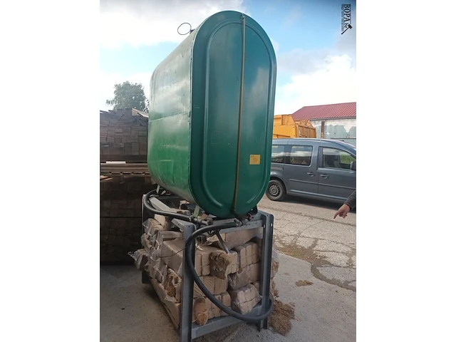 Lot 134 - groene mazouttank op onderstel - afbeelding 2 van  3
