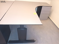 Lot 134 - hoekbureau met ladeblok - afbeelding 1 van  3