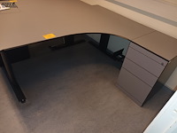 Lot 134 - hoekbureau met ladeblok - afbeelding 2 van  3