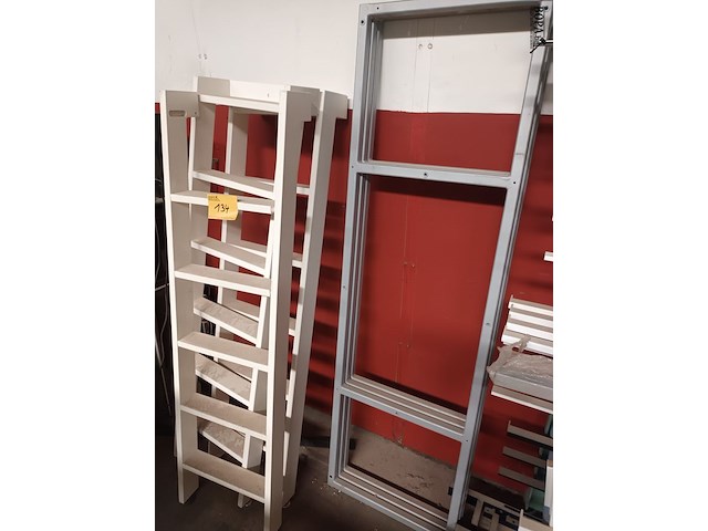 Lot 134 - houten ladders en metalen frames - afbeelding 1 van  4