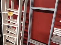 Lot 134 - houten ladders en metalen frames