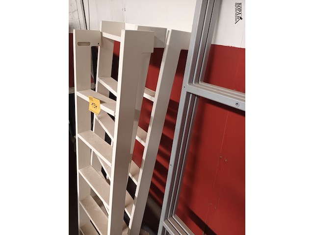 Lot 134 - houten ladders en metalen frames - afbeelding 2 van  4