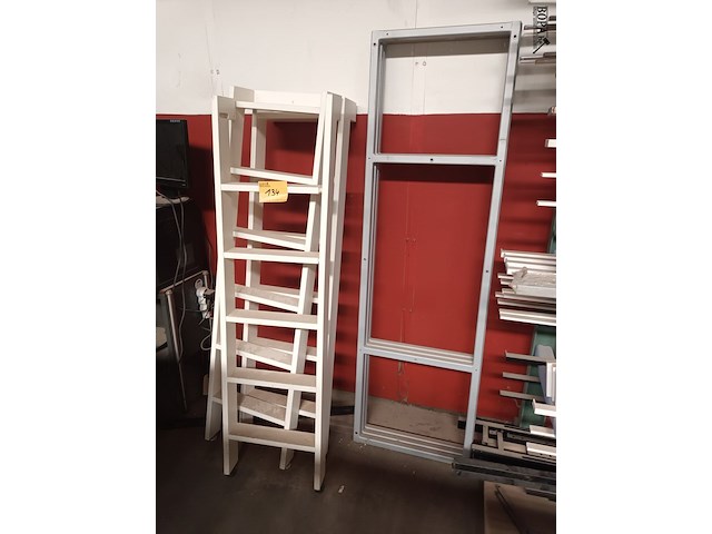 Lot 134 - houten ladders en metalen frames - afbeelding 3 van  4