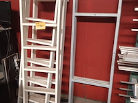 Lot 134 - houten ladders en metalen frames - afbeelding 3 van  4
