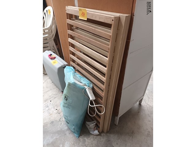 Lot 134 - kinderbedonderdelen en elektrisch deken - afbeelding 2 van  3