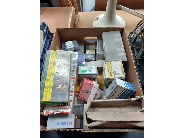 Lot 134 - lot bevestigingsmateriaal - afbeelding 1 van  1