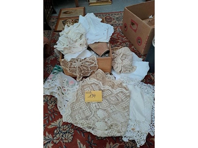 Lot 134 - lot dentelles en tafelkleedjes - afbeelding 1 van  2