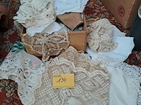 Lot 134 - lot dentelles en tafelkleedjes - afbeelding 1 van  2