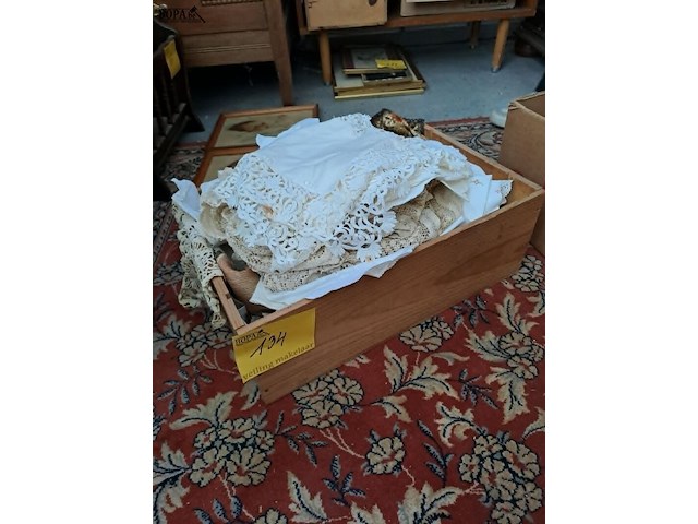 Lot 134 - lot dentelles en tafelkleedjes - afbeelding 2 van  2