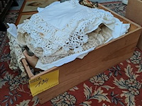 Lot 134 - lot dentelles en tafelkleedjes - afbeelding 2 van  2