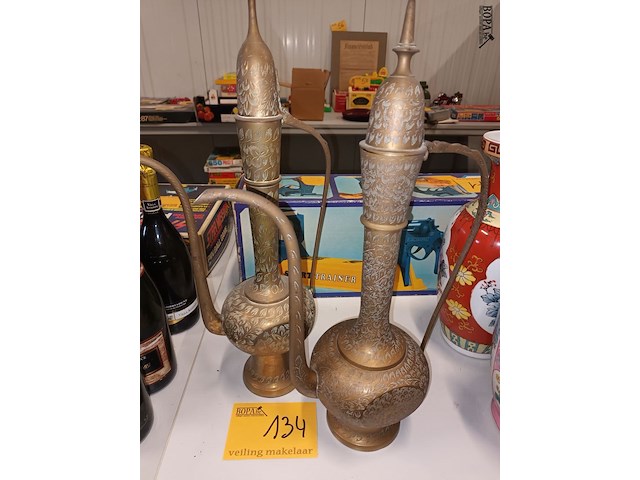 Lot 134 - messing kannen. 2 stuks - afbeelding 1 van  3