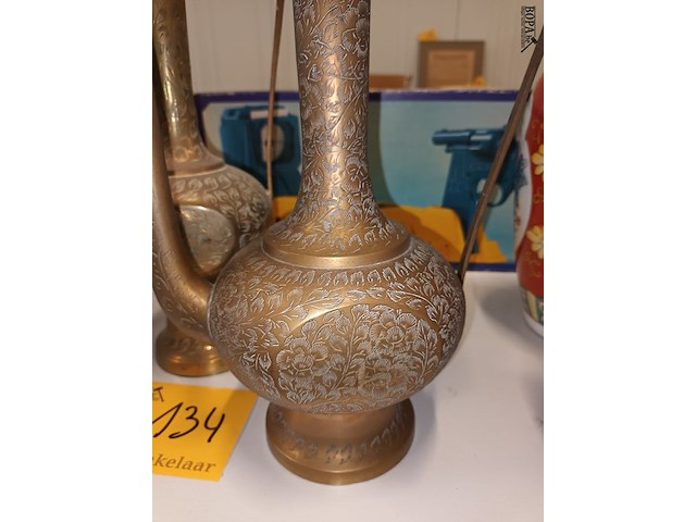 Lot 134 - messing kannen. 2 stuks - afbeelding 2 van  3