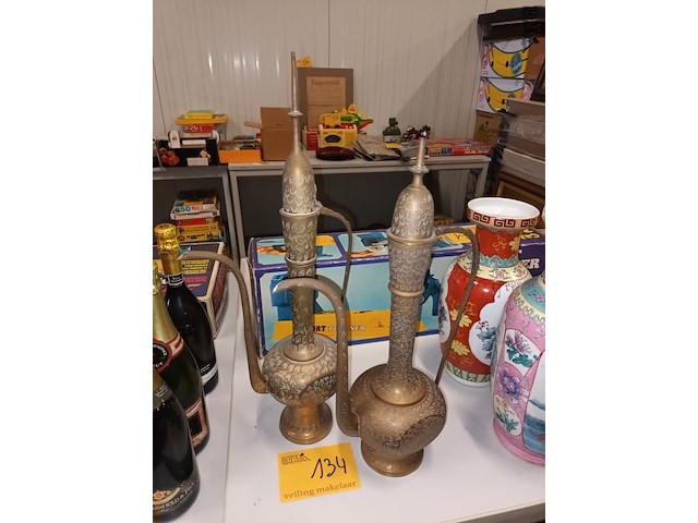 Lot 134 - messing kannen. 2 stuks - afbeelding 3 van  3