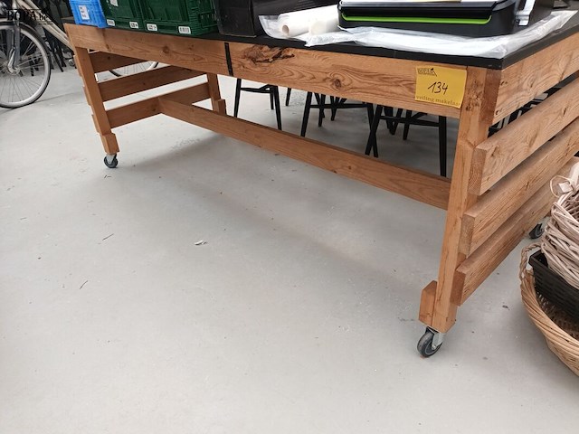 Lot 134 - mobiele houten werktafel - afbeelding 1 van  2