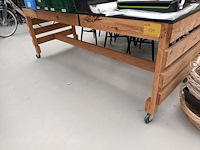 Lot 134 - mobiele houten werktafel - afbeelding 1 van  2