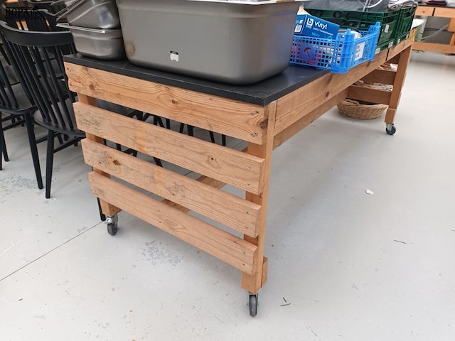 Lot 134 - mobiele houten werktafel - afbeelding 2 van  2