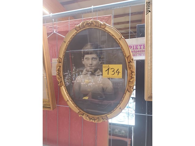 Lot 134 - ovalen fotokader - afbeelding 1 van  2