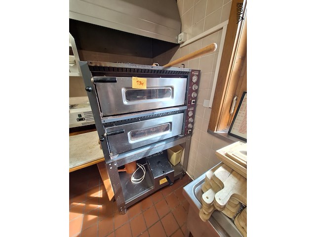 Lot 134 - pizza oven diamond - afbeelding 1 van  4