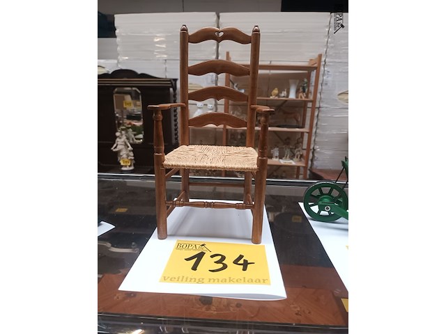Lot 134 - poppenstoel - afbeelding 1 van  3