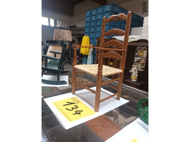 Lot 134 - poppenstoel - afbeelding 2 van  3