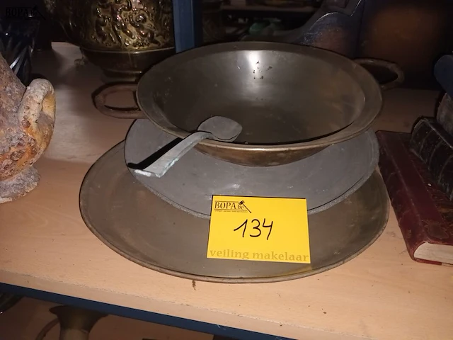 Lot 134 - tinnen schalen en lepel. 4 stuks - afbeelding 1 van  3