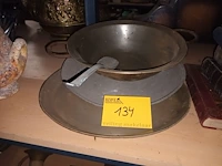 Lot 134 - tinnen schalen en lepel. 4 stuks