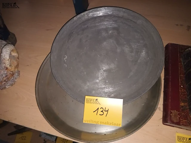 Lot 134 - tinnen schalen en lepel. 4 stuks - afbeelding 3 van  3
