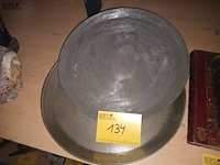 Lot 134 - tinnen schalen en lepel. 4 stuks - afbeelding 3 van  3