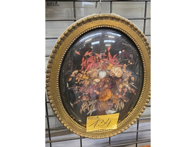 Lot 134 - vintage goudkleurige kader met bol glas - afbeelding 1 van  2