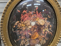 Lot 134 - vintage goudkleurige kader met bol glas - afbeelding 1 van  2