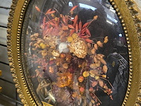 Lot 134 - vintage goudkleurige kader met bol glas - afbeelding 2 van  2